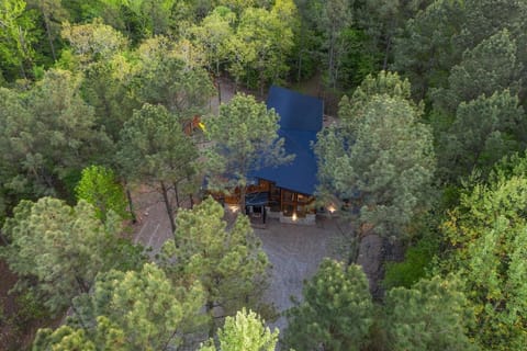 Brand NEW! Modern Luxury Family Cabin on a flowing creek in Broken Bow! Casa in Oklahoma