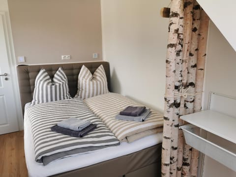 Bed, Day, Decorative detail, Bedroom, towels