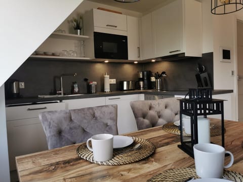 Coffee/tea facilities, Kitchen or kitchenette, Seating area, Dining area, dishwasher, minibar, pet friendly, stove, toaster