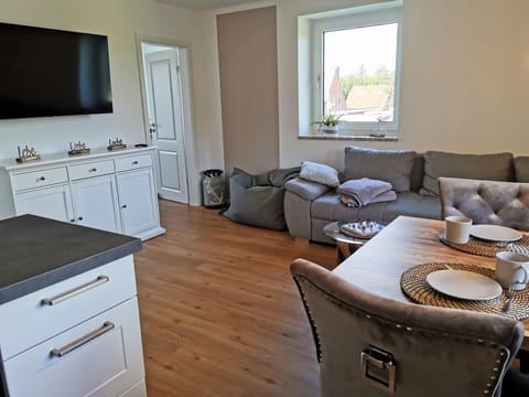 TV and multimedia, Kitchen or kitchenette, Living room, Seating area, Dining area