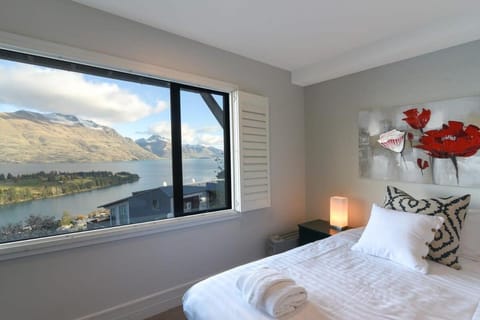 Modern 3 bedroom with stunning postcard views! Apartment in Queenstown