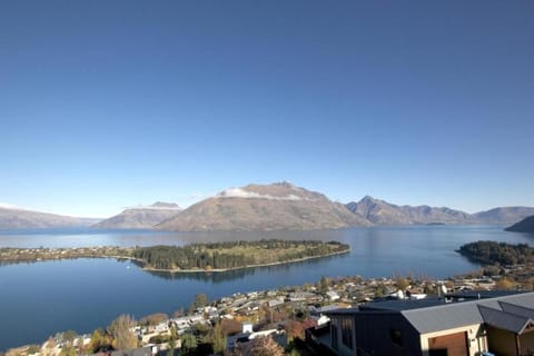 Modern 3 bedroom with stunning postcard views! Apartment in Queenstown