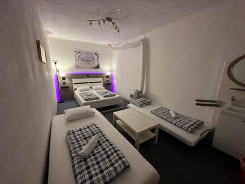 HOSTEL LOVELY ROOMS, city center, shared Bathroom, windows to corridor Vacation rental in Villach