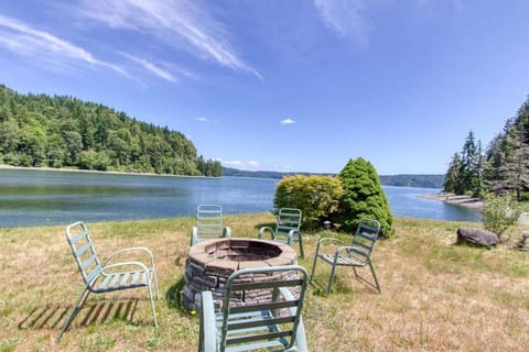 Serene & Luxury Retreat, Waterfront, Hot tub, Clamming House in Hood Canal