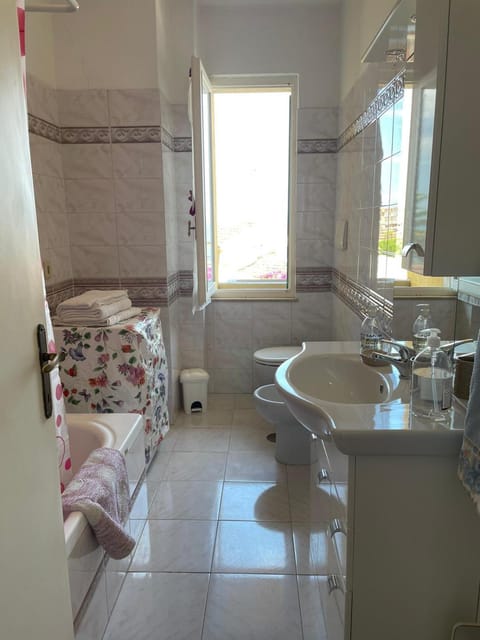 Bathroom, Bath, towels