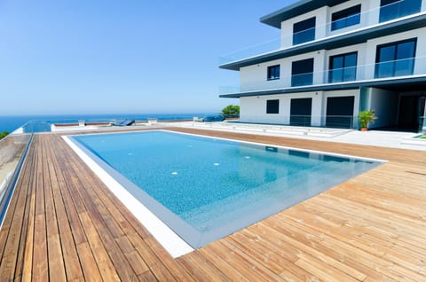 Ocean Views - New Private Condominium with Pool & Sea Views Apartment in Nazaré