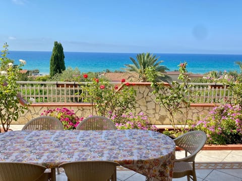 Patio, Day, Natural landscape, View (from property/room), Balcony/Terrace, Dining area, Beach, Sea view, internet