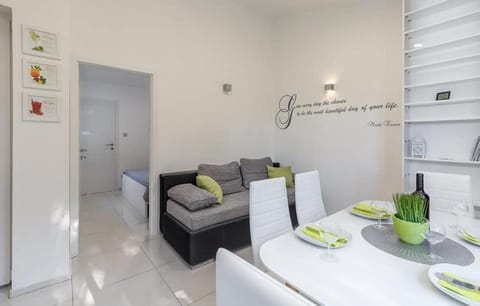 Apartment Betty Apartment in Peroj