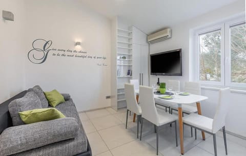 Apartment Betty Apartment in Peroj