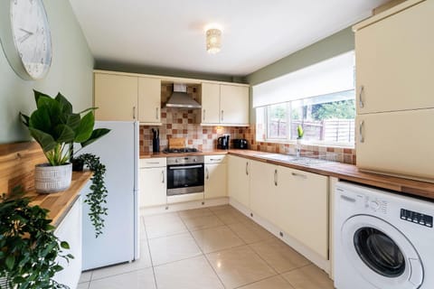 BEAUTIFUL Contractor and Family House - M18 & A1 - Private Parking & Big Garden Condo in Doncaster
