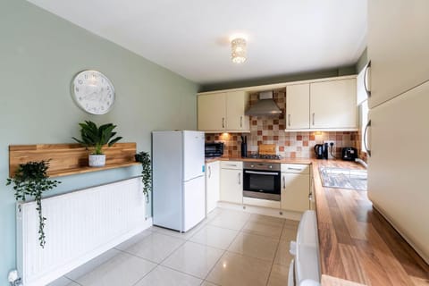 BEAUTIFUL Contractor and Family House - M18 & A1 - Private Parking & Big Garden Condo in Doncaster