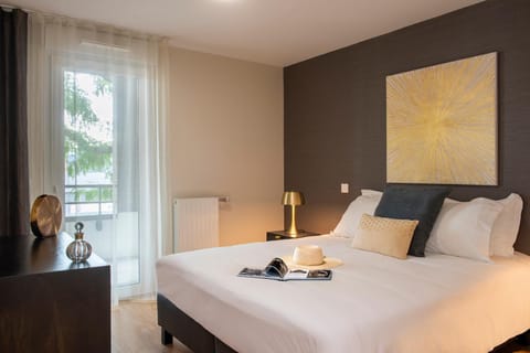 Bed, Balcony/Terrace, Living room, Photo of the whole room, Bedroom