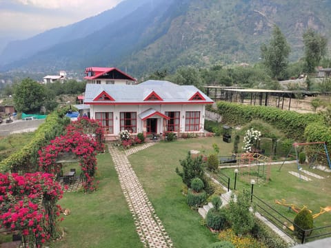 Property building, Spring, Day, Natural landscape, Garden, View (from property/room), Garden view, Mountain view