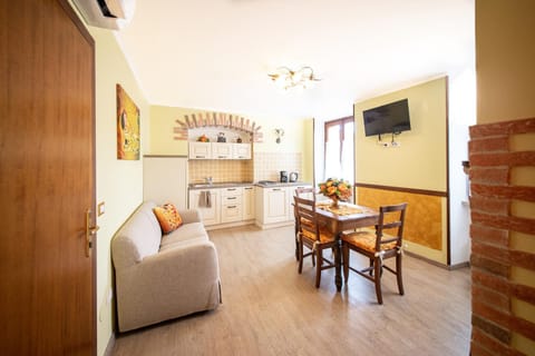 Kitchen or kitchenette, Seating area, Dining area