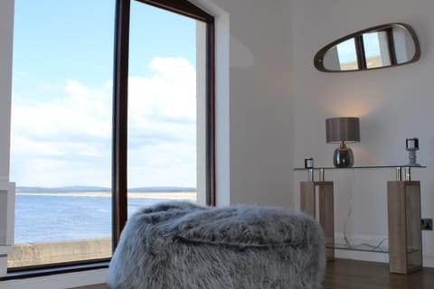 Beachfront Panoramic Seaview Free Wifi & Parking House in Lossiemouth