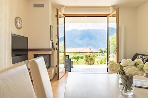 Living room, Garden view, Mountain view