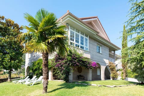 Property building, Garden, Garden view, sunbed