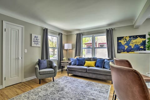 Cozy Home WiFi, Parking, 5 Mi to Dtwn Mpls! Casa in Minneapolis