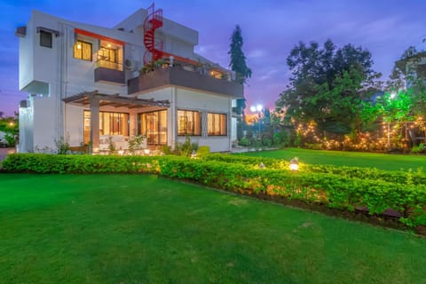 StayVista's Fairfield Villa - A green lawn and charming orchard await your retreat Chalet in Lonavla