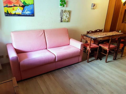 Living room, Decorative detail, Seating area, Dining area, On site, furniture, heating, internet