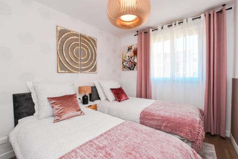 Perfect for Disney, Game room, Rooftop, Parking Villa in Chessy