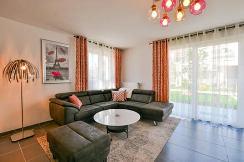 Perfect for Disney, Game room, Rooftop, Parking Villa in Chessy