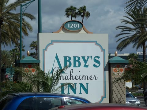 Abby's Anaheimer Inn - Across Disneyland Park Hotel in Garden Grove