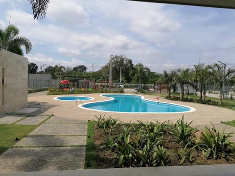 Confortable apartamento de 3 tres habitaciones, con hermosa vista de area verde, ademas de piscinas y juegos infantiles en area recreativa Condo in Gurabo