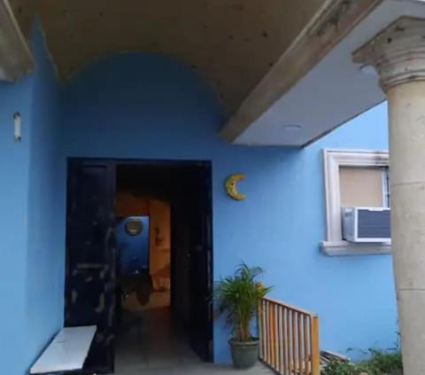 Habitación completa a 2 Cuadras del Consulado EUA Bed and Breakfast in Laredo