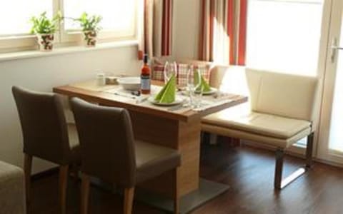 Seating area, Dining area