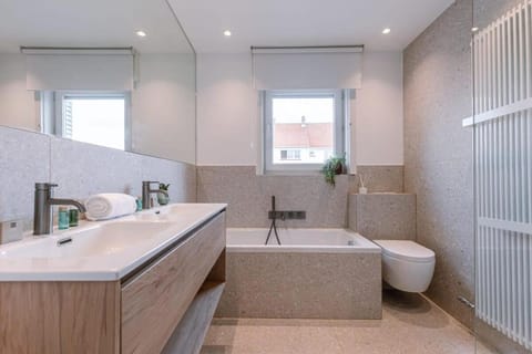 Shower, Toilet, Bathroom, Bath