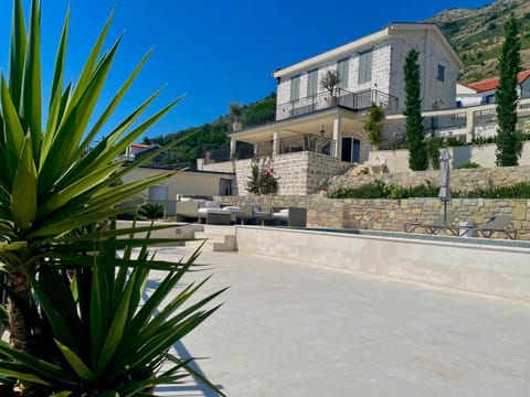 Property building, Day, Natural landscape, Mountain view