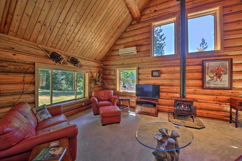 Large Cabin with Fire Pit and Grill on 34 Acres! Casa in Sagle