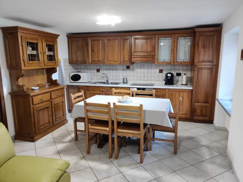 Kitchen or kitchenette, Dining area