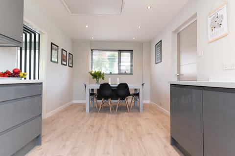 Seating area, Dining area, kitchen