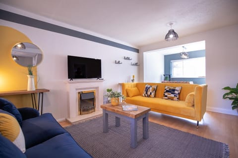 Communal lounge/ TV room, TV and multimedia, Living room, Seating area, Evening entertainment