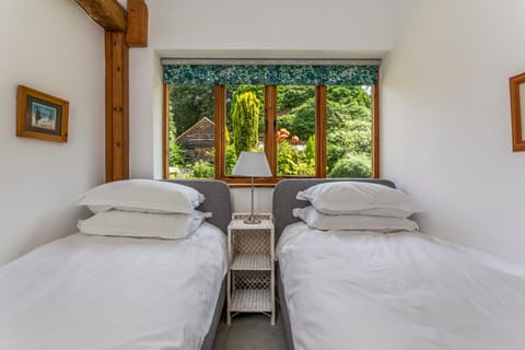 Bed, Bedroom, Garden view