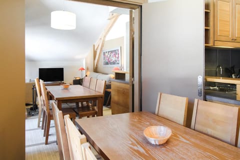 Two internally connecting 2-bed apartments with shared private entrance Condo in Arâches-la-Frasse