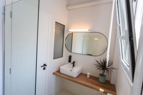 Shower, Bathroom, Decorative detail