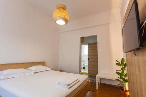 Bed, TV and multimedia, Photo of the whole room, Decorative detail, Bedroom