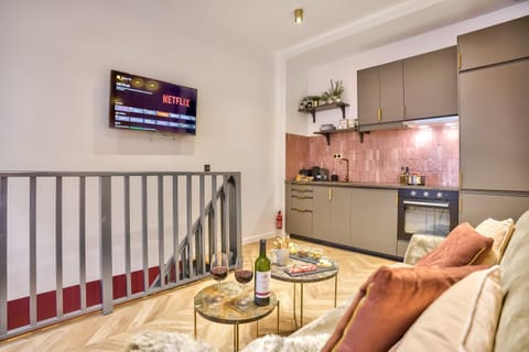 TV and multimedia, Kitchen or kitchenette, Living room, Seating area, Dining area, minibar, pet friendly, stove