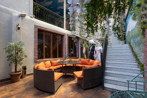 Property building, Patio, Garden, View (from property/room), Balcony/Terrace, Living room, Seating area, Garden view