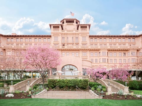 Property building, Facade/entrance, Spring, Day, Natural landscape, Garden, Garden view