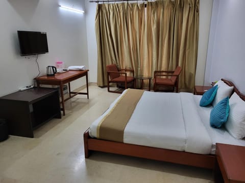 Manor Inn Suites Super Deluxe Room Bed and Breakfast in Noida