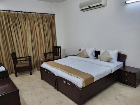 Manor Inn Suites Super Deluxe Room Bed and Breakfast in Noida