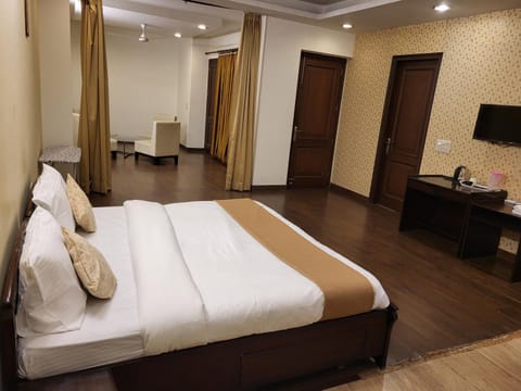 Manor Inn Suites Executive Suite Bed and Breakfast in Noida