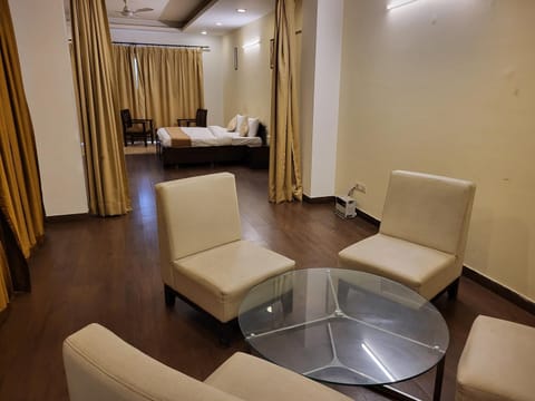 Manor Inn Suites Executive Suite Bed and Breakfast in Noida