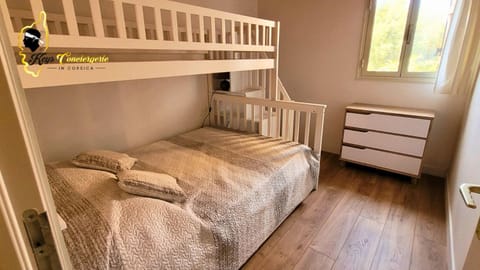 Bed, Photo of the whole room, Bedroom, bunk bed