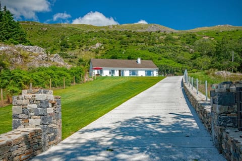 Property building, Natural landscape, Garden, Mountain view, Parking