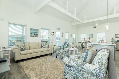 Casita at the Pass - Cute Beach Getaway, Filtered Views of Gulf and Bay! Casa in Alvin